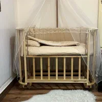 تخت کنار مادر