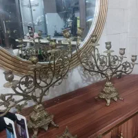 میوه خوری کنار سالنی همراه دو عدد جای شمع