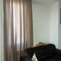 مبل و کنار پرده