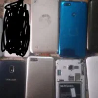 تعدادی گوشی معیوب که ال سی دی میخان