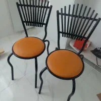 صندلی تمام فلزی، ومیز شیشه ای ضخیم