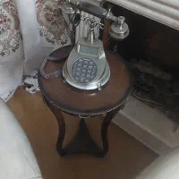 میز تلفن و گوشی تلفن