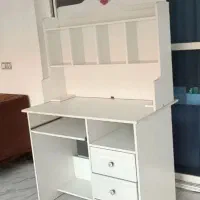میز تحریر و کامپیوتر