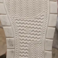 کتونی و کفش چرم|کیف، کفش، کمربند|سنگر, |دیوار