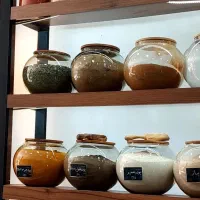 تنگ شیشه ای با در چوبی