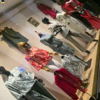 فروشنده باتجربه پوشاک زنانه
