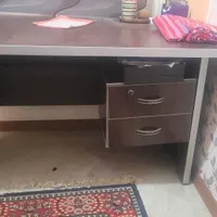 میز تحریر و کامپیوتر