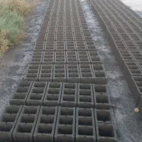 کارگر بلوک زن دریک باندبزرک در باغ چهار دیواری