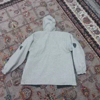 کاپشن کلاه دار|لباس|رباط‌کریم, رباط‌کریم|دیوار