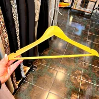 چوب لباسی طرح چوب ساده و دو گیره در حد نو