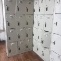 دو عدد کمد کارگری و ۱۵ عدد صندلی پلاستیکی