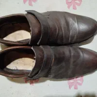 کفش قهوه ای چرم چسبی اصل در حد نو سایز ۴۴ قهوه‌ای
