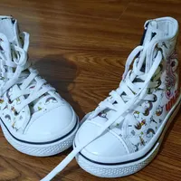 تعدادی صندل و کفش کودک|کفش و لباس بچه|ساری, |دیوار