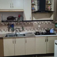 تعدادی کابینت به همراه هود و سینک