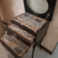 قاشق چنگال هجده نفره نو با میز کنسول