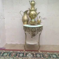 میز برنز و سماور همراه آن