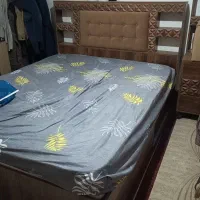 تخت و تشک دونفره، میز و آیینه توالت با تخ.فیف