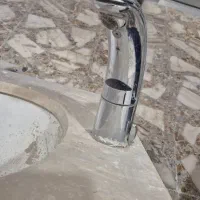 روشویی سنگی با شیر چشمی