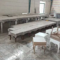 کارگر ساده در کارگاه نجاری و نقاشی چوب