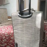 یک چمدان در حد نو