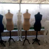 تعدادی مانکن و دکور و میز و صندلی به قیمت مناسب