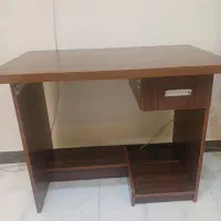 میز مطالعه و کامپیوتر