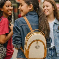 فروشنده کیف در بازار تهران