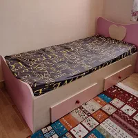 تخت خواب و کمد و میز مطالعه و پرده اتاق نوجوان|تخت و سرویس خواب|سمنان, |دیوار