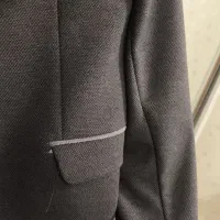 کت طوسی تیره|لباس|کرج, کوی کارمندان شمالی|دیوار