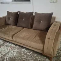 یک عدد مبل سه نفره