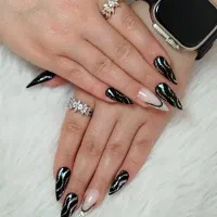 آموزش و خدمات کاشت ناخن