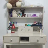 میز و کتابخانه