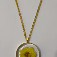 گردنبند رزینی طرح گل طبیعی