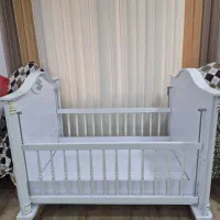 تخت نوزادی همراه با تشک