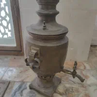 سماور ذغالی روسی قدیمی و سینی برنجی عتیقه|کلکسیون اشیاء عتیقه|یزد, |دیوار