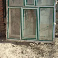 پنجره آلومینیومی سالم و تمیز