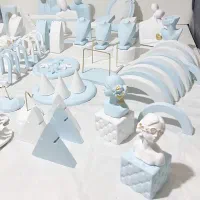 تولید مانکن و استند بتنی برای ویترین گالری طلا