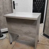 تعدادی کانتر میز مشاور به همراه صندلی
