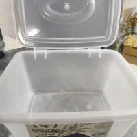 تعدادی ظروف پلاستیکی