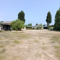 سرایدار در باغ ویلا