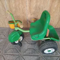 سه چرخه با لاستیک های مقاوم .کار کرده