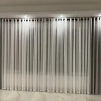 فروشنده خانم در پرده فروشی