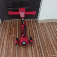 اسکوتر قرمز