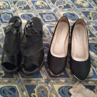 دو جفت کفش یک بار پوشیده شده