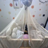 تخت خواب و گهواره کنار تختی