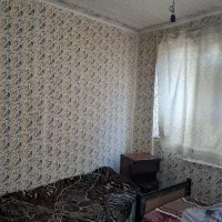 به یک خانم جهت نظافت در مسافرخانه