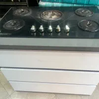 گاز صفحه ای کنار کابینت کشودار