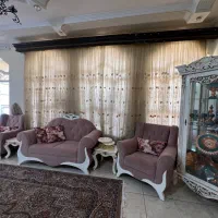 مبلمان ۷ نفره و میز تلوزیون و ویترین