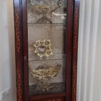 گنجه چوب و معرق کاری و با ظروف داخل ویترین