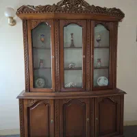 یک بوفه با ویترین سه در شیشه ای